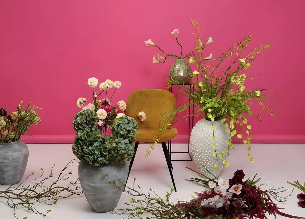 Silkiblómaskreytingar Studio Bloom í stúdíói með bleikum bakgrunni